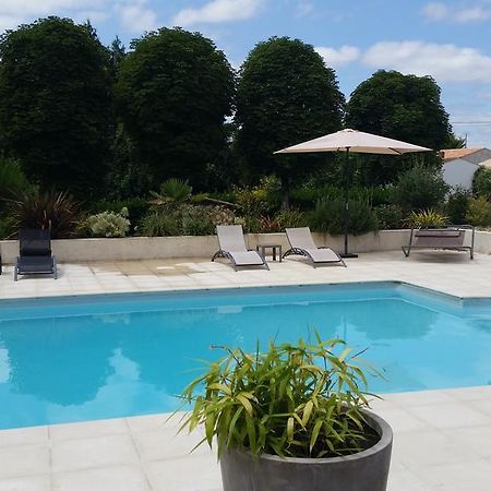 Le Clos Des Oiseaux Saintes Exterior photo