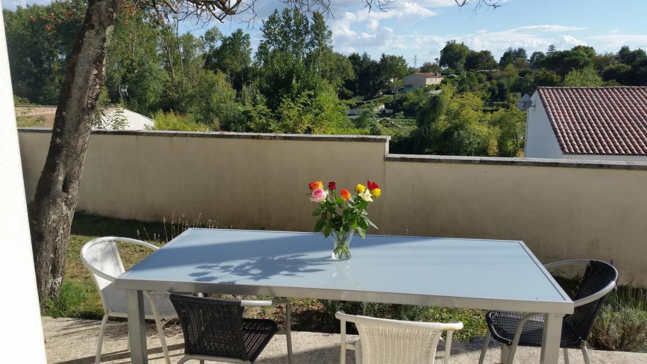 Le Clos Des Oiseaux Saintes Exterior photo