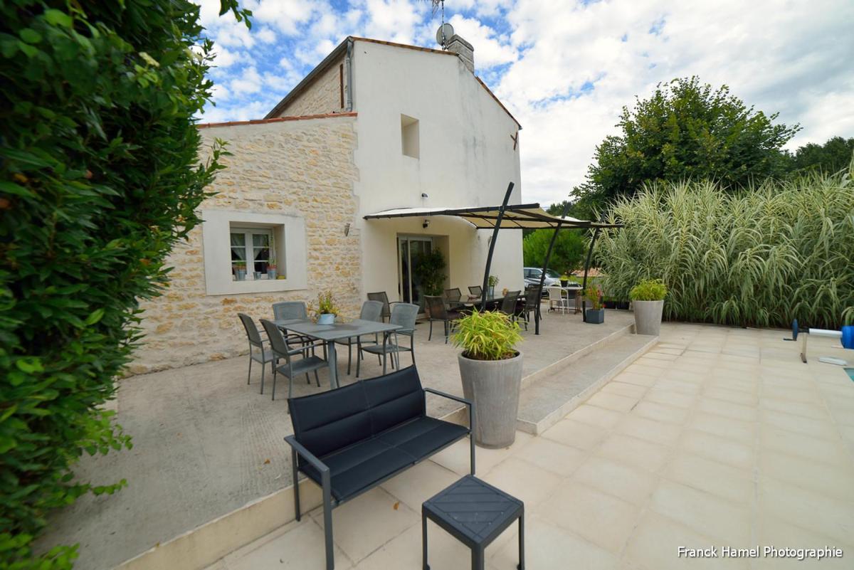 Le Clos Des Oiseaux Saintes Exterior photo