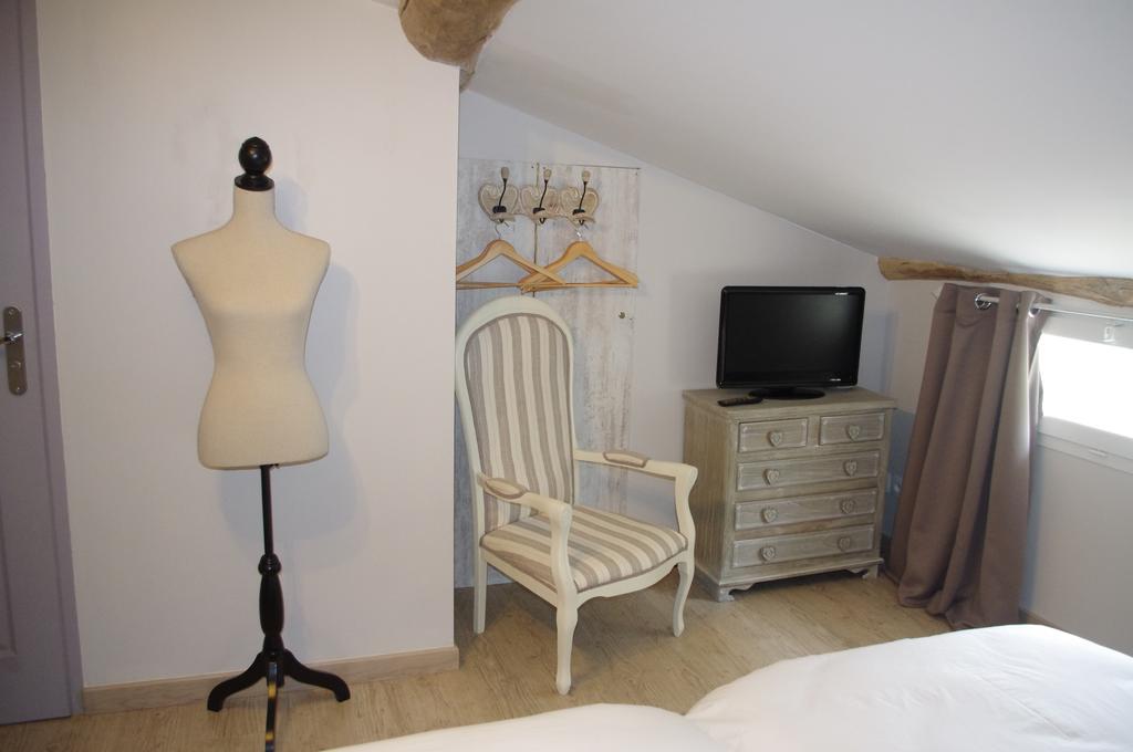 Le Clos Des Oiseaux Saintes Room photo