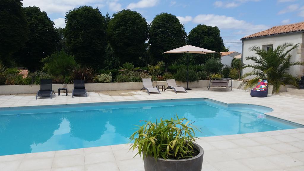 Le Clos Des Oiseaux Saintes Exterior photo